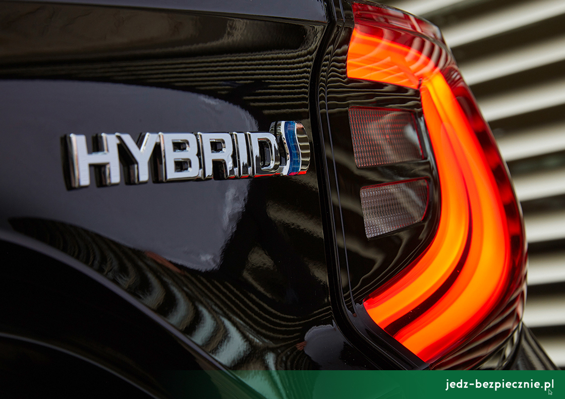 Premiera tygodnia - Mazda 2 mild-hybrid facelifting 2022 - światła tył i znaczek Hybrid